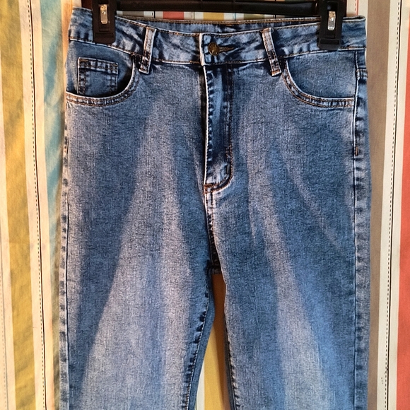 GYK, high-wasted super stretch fit and flare jeans. - Picture 2 of 10